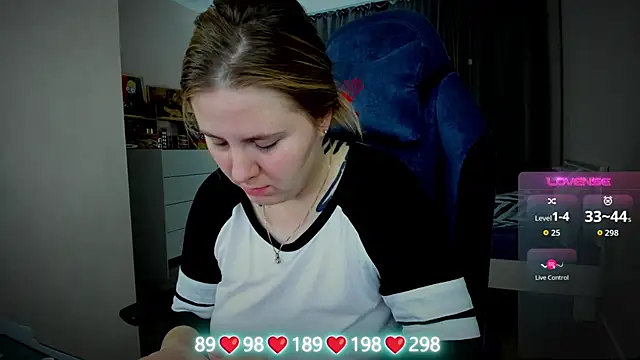 Olivia Munk online show from 10-31-25, 03:58