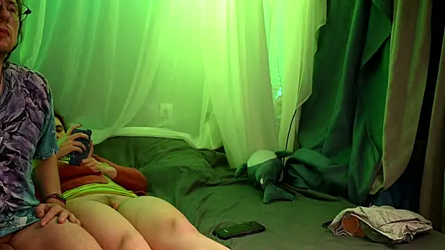 Claudia and elon  online show from 09-29-25, 12:17