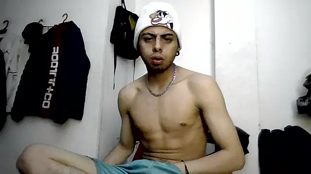 Snapshot of Mollly_n_david chatting on 11-12-25, 07:01 Mollly n david online show from 11-12-25, 07:01