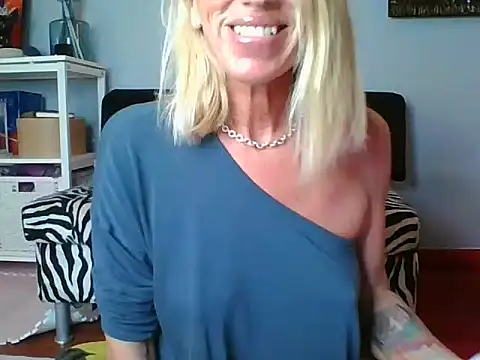 Snapshot of Weloveblue chatting on 09-22-25, 09:48 Weloveblue online show from 09-22-25, 09:48