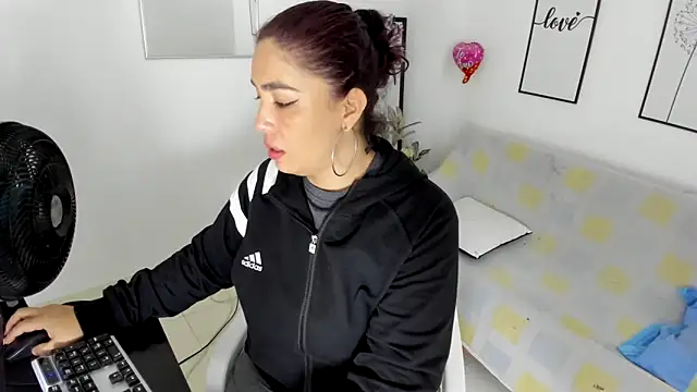 THOMPSON CRISTAL online show from 02-17-25, 12:49