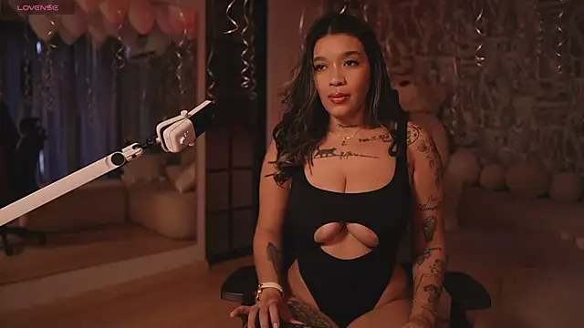 HannahW  online show from 10-24-25, 09:58