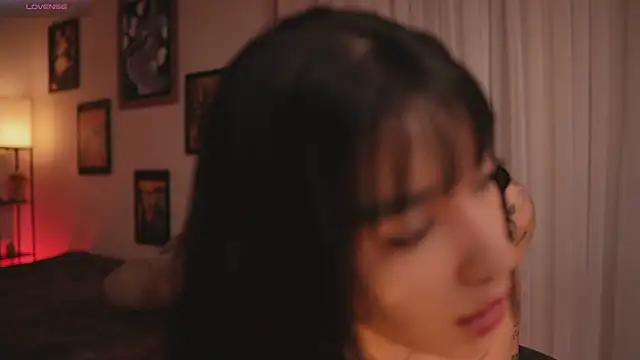 HannahW  online show from 01-18-26, 01:58