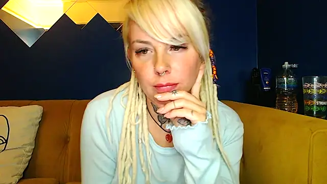 pixiedreadx online show from 10-20-25, 10:54