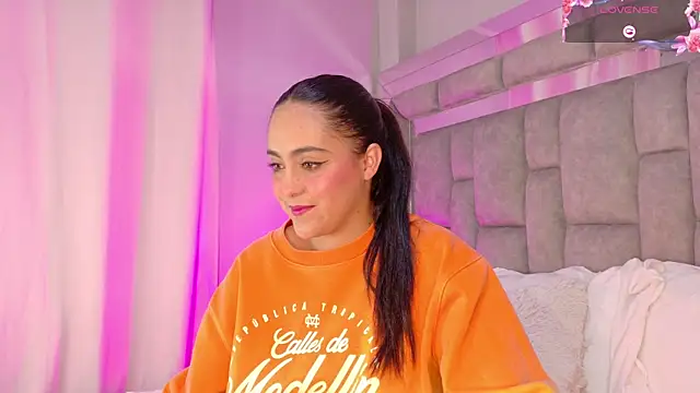 smiling  girl2 online show from 10-15-25, 09:12