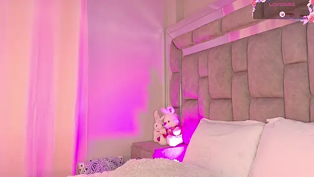 smiling  girl2 online show from 10-19-25, 06:10