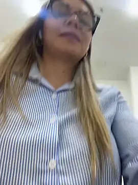 Snapshot of alicee16 chatting on 10-06-25, 04:19 alicee16 online show from 10-06-25, 04:19