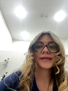Snapshot of alicee16 chatting on 10-10-25, 08:09 alicee16 online show from 10-10-25, 08:09