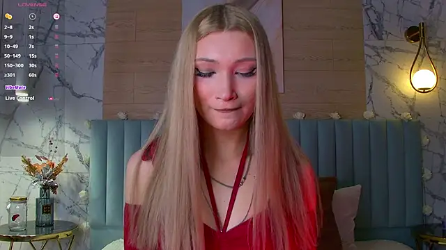 Snapshot of CarolReeves chatting on 03-13-25, 06:05 CarolReeves online show from 03-13-25, 06:05