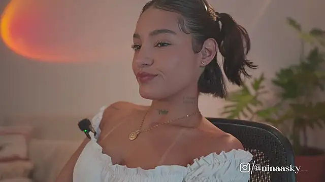 Snapshot of ninaa_sky chatting on 05-29-26, 11:44 ninaa sky online show from 05-29-26, 11:44