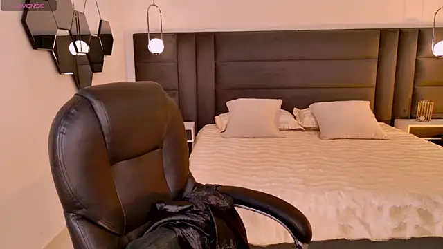 LisaMonroe  online show from 11-06-25, 07:51