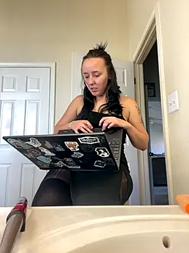 clarasosaa online show from 10-31-25, 05:42