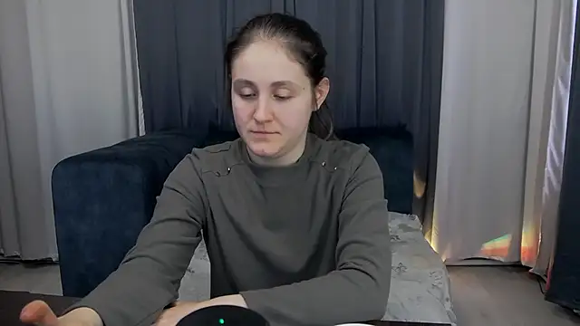 Holliy Cooper online show from 04-24-26, 07:43