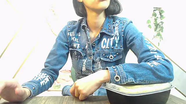 RoxanaCyrano  online show from 12-17-25, 08:03