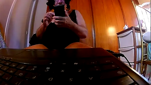 Snapshot of daniela44 chatting on 10-31-25, 08:22 daniela44 online show from 10-31-25, 08:22