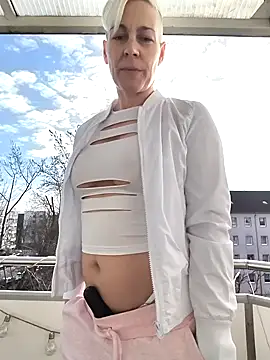 Snapshot of DarleenHot chatting on 02-10-26, 01:21 DarleenHot online show from 02-10-26, 01:21