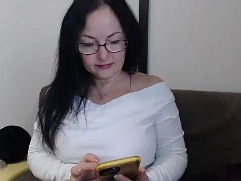 Snapshot of Alma44 chatting on 10-27-25, 07:20 Alma44 online show from 10-27-25, 07:20