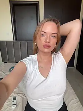 Snapshot of ElenaRebelle chatting on 02-13-26, 11:21 ElenaRebelle online show from 02-13-26, 11:21