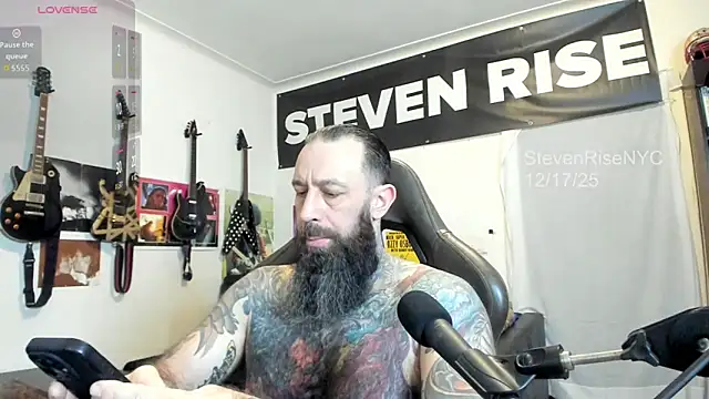 Snapshot of StevenRiseNYC chatting on 12-18-25, 12:31 StevenRiseNYC online show from 12-18-25, 12:31