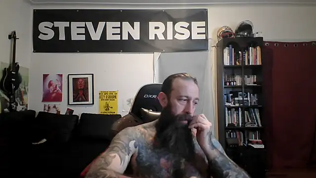 Snapshot of StevenRiseNYC chatting on 06-01-26, 01:39 StevenRiseNYC online show from 06-01-26, 01:39