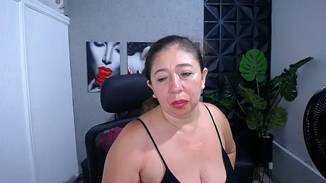 Snapshot of Valentinaa_mature chatting on 05-29-26, 10:49 Valentinaa mature online show from 05-29-26, 10:49