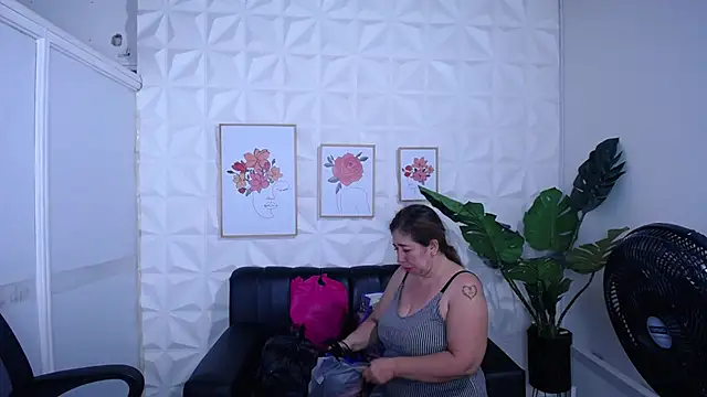 Valentinaa mature online show from 11-26-25, 10:43