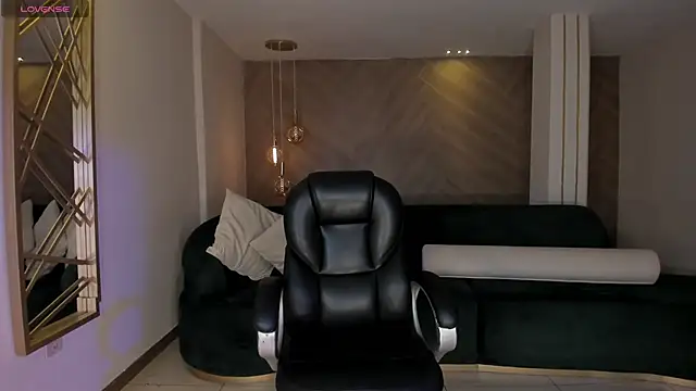 LizzHamilton   online show from 11-28-25, 09:26