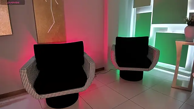 LizzHamilton   online show from 10-11-25, 08:10