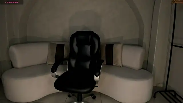 LizzHamilton   online show from 11-10-25, 09:09