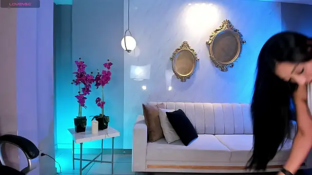 LizzHamilton   online show from 10-14-25, 09:15