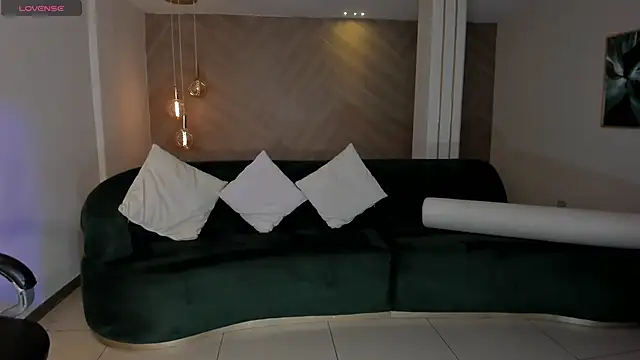 LizzHamilton   online show from 12-17-25, 05:40