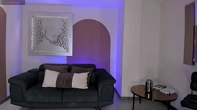 LizzHamilton   online show from 12-21-25, 06:31