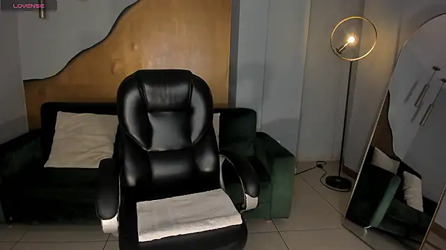 LizzHamilton   online show from 02-04-26, 09:10