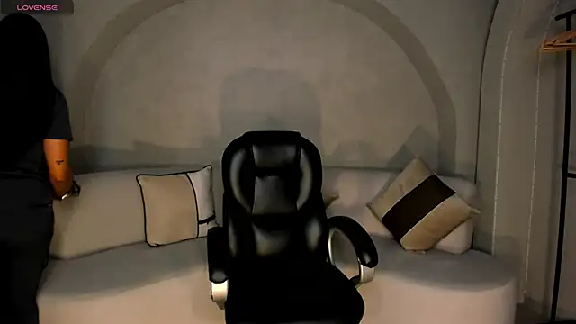 LizzHamilton   online show from 10-02-25, 08:34