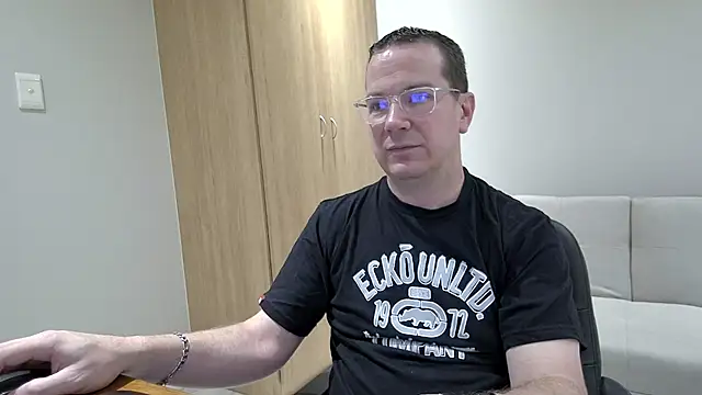 BrettJ81 online show from 10-30-25, 02:58