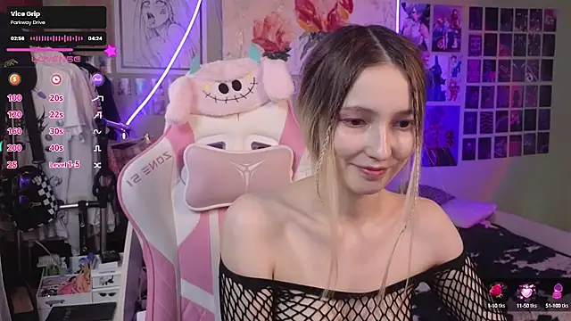 Snapshot of Evie_Ro chatting on 03-03-25, 10:38 Evie Ro online show from 03-03-25, 10:38