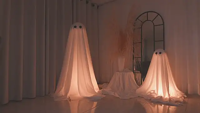 AmyArmstrong online show from 10-13-25, 01:29