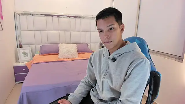 Snapshot of Edwin_Blaz chatting on 10-15-25, 05:06 Edwin Blaz online show from 10-15-25, 05:06