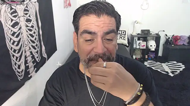 soyelcarlitos  online show from 06-01-26, 05:34